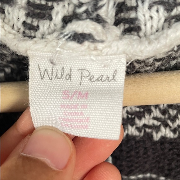 Wild Pearl Monochrome Knit Vest - Picture 2 of 7